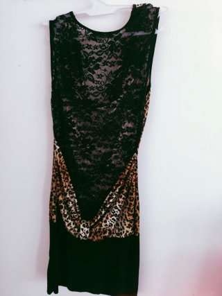 Vestido con estampado de leopardo y encaje
