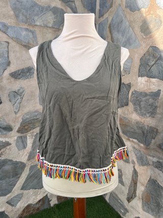 Top caqui con flecos multicolor