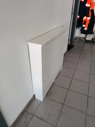 Cubre radiador de madera blanco