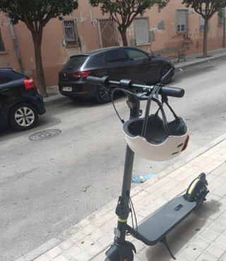 Patín Eléctrico Cecotec con Casco
