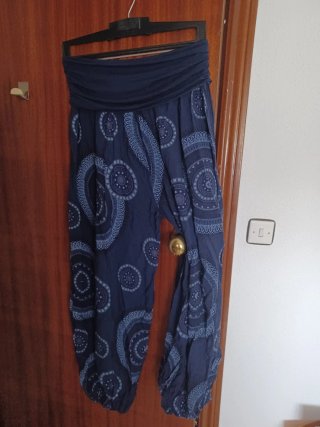 Pantalón estampado con círculos blancos