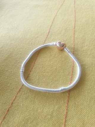Pulsera serpiente semirrígida con charm corazón