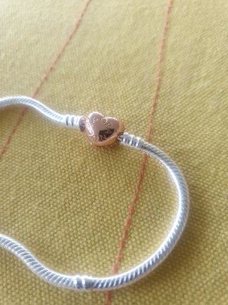 Pulsera serpiente semirrígida con charm corazón