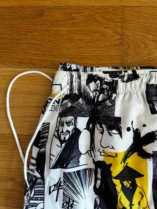 Pantalón corto estampado cómic