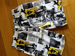 Pantalón corto estampado cómic