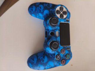 PS4 Pro Negra con 3 Carcasas