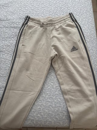 Pantalón chándal Adidas beige y gris