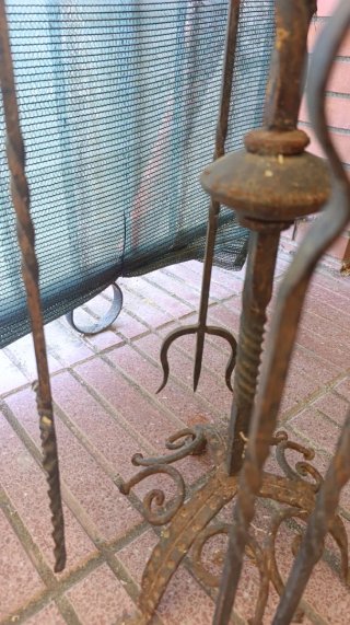 Antiguo juego de chimenea de hierro forjado a mano