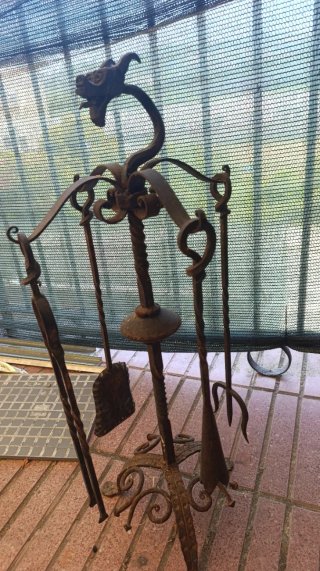 Antiguo juego de chimenea de hierro forjado a mano