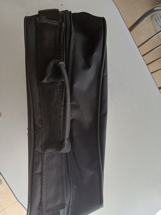 Mochila de viaje negra y naranja