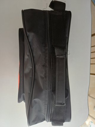 Mochila de viaje negra y naranja