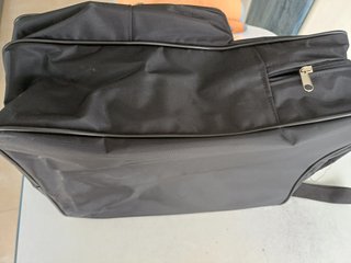 Mochila de viaje negra y naranja
