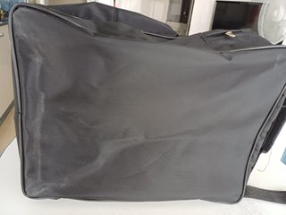 Mochila de viaje negra y naranja