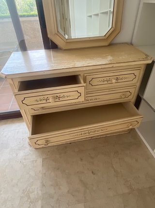 Cómoda de madera pintada a mano