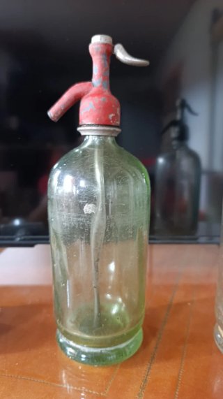 Sifón antiguo de vidrio y metal
