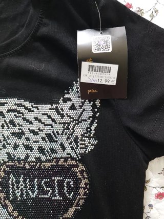 Camiseta negra estampada con pedrería