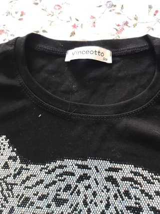 Camiseta negra estampada con pedrería