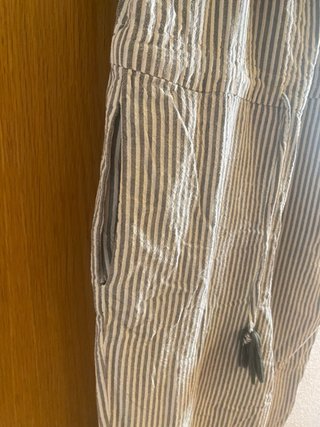 Mono de rayas beige y gris