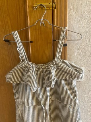 Mono de rayas beige y gris