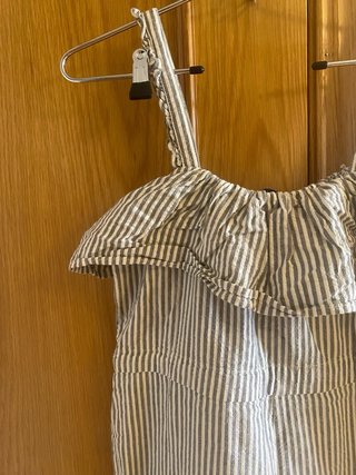 Mono de rayas beige y gris