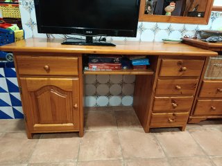 Escritorio de madera maciza.
