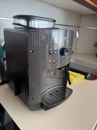 Cafetera Automática KRUPS Essential EA810B70