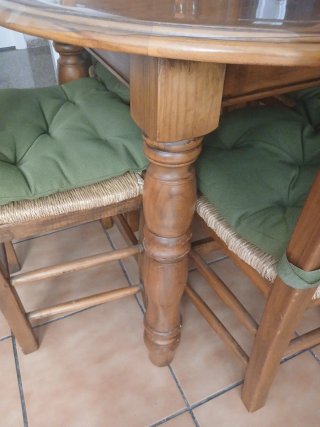 Mesa redonda madera y 4 sillas anea extensible,