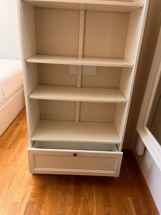 Estantería blanca Ikea con cajón
