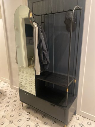 Mueble de entrada negro y dorado