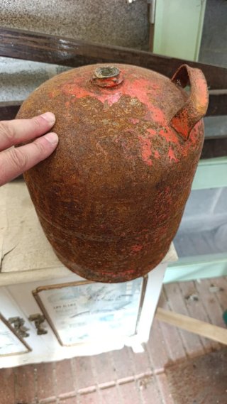 Bidón butano antiguo de metal rojo