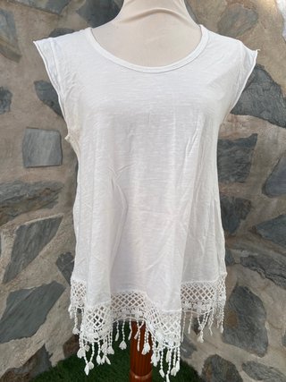 Camiseta boho blanca con crochet y flecos