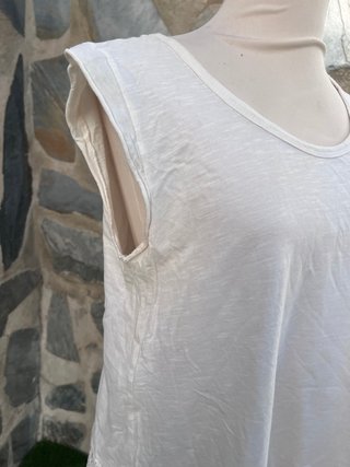 Camiseta boho blanca con crochet y flecos