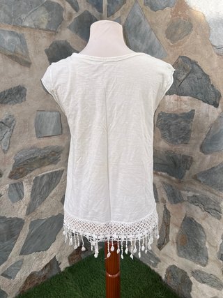 Camiseta boho blanca con crochet y flecos