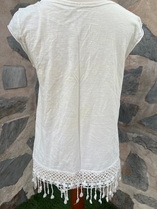 Camiseta boho blanca con crochet y flecos