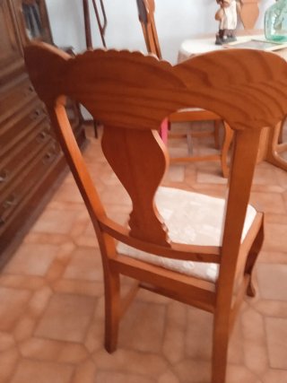 Mesa redonda y 4 sillas pino miel la mesa mide 90