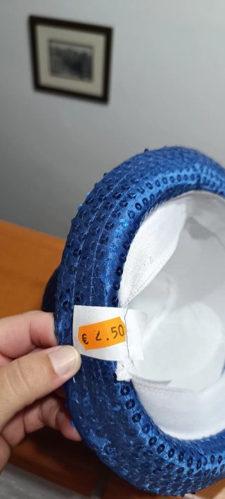Sombrero azul brillante con lentejuelas