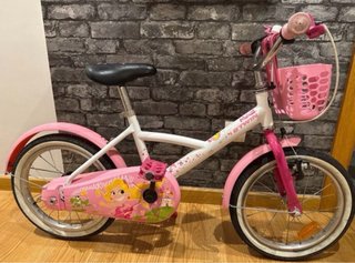 Bicicleta infantil niña rosa y casco de regalo.