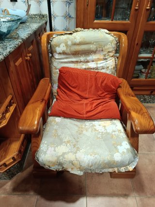 Butaca de madera con cojín de pana