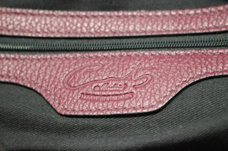 Bolso de piel burdeos y cremalleras plateadas Cats.