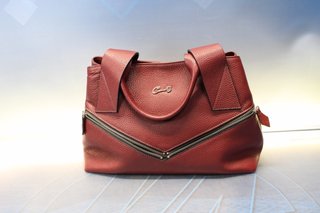 Bolso de piel burdeos y cremalleras plateadas Cats.