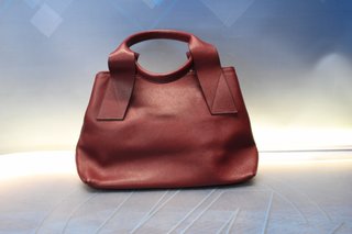 Bolso de piel burdeos y cremalleras plateadas Cats.