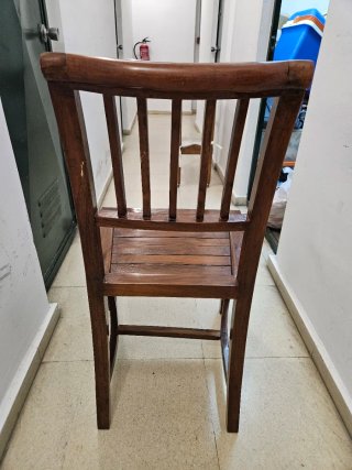 4 Sillas Comedor Madera Teka. Cada una 15 Euros
