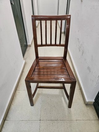 4 Sillas Comedor Madera Teka. Cada una 15 Euros