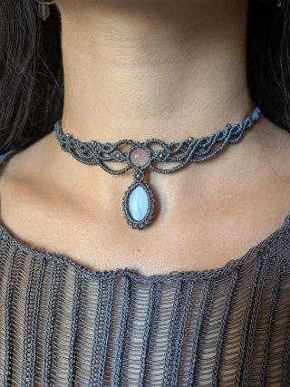 Collana macramè con quarzo rosa e pietra