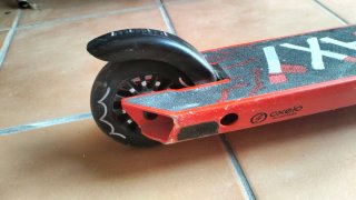 Patinete Decathlon rojo y negro
