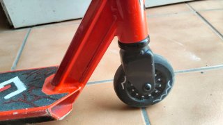 Patinete Decathlon rojo y negro