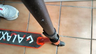 Patinete Decathlon rojo y negro