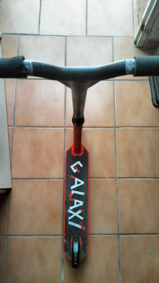 Patinete Decathlon rojo y negro