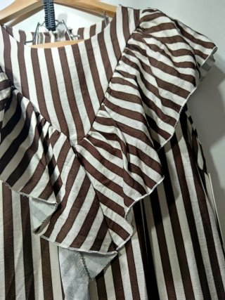 Vestido largo rayas escote V volantes