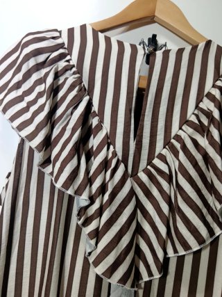 Vestido largo rayas escote V volantes